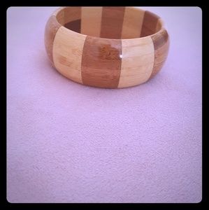 Very cute wood toned bracelet
